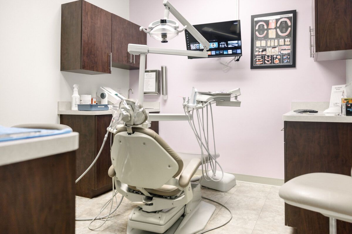 Dental treatment room with exam chair at the Estero office