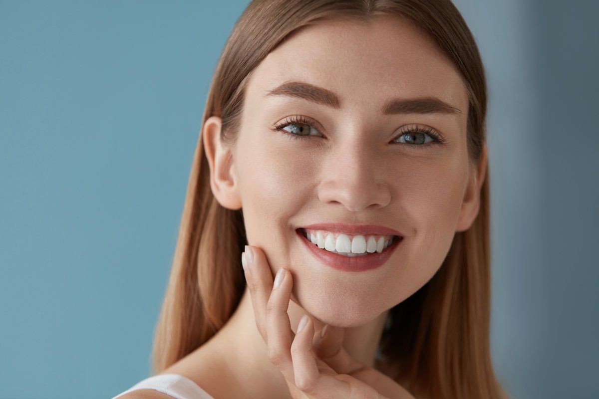 Beauty portrait of smiling woman with white teeth smile